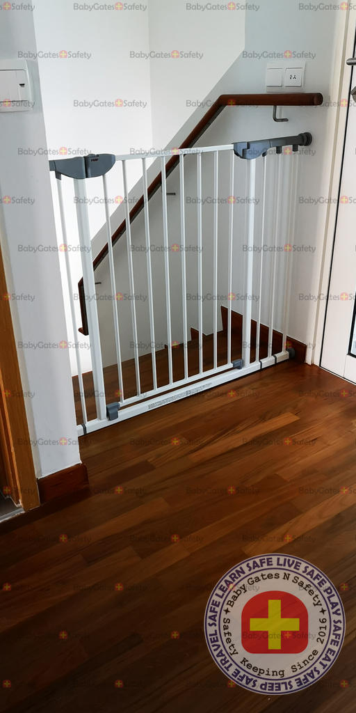 Reer Pressure Mounted Gate at top of stairs with landing